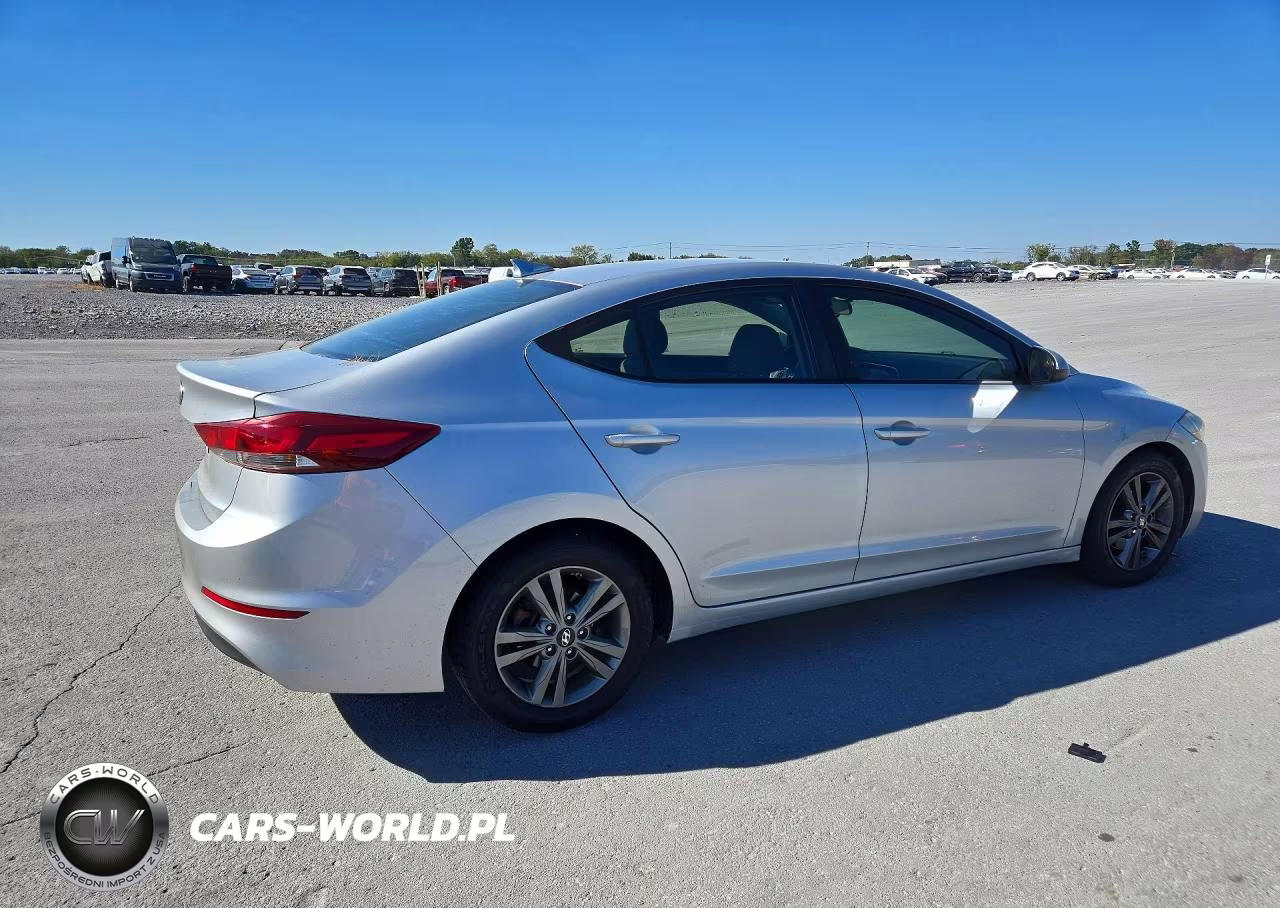 2018 Hyundai Elantra Sel VIN:5NPD84LF5JH305516 - 3