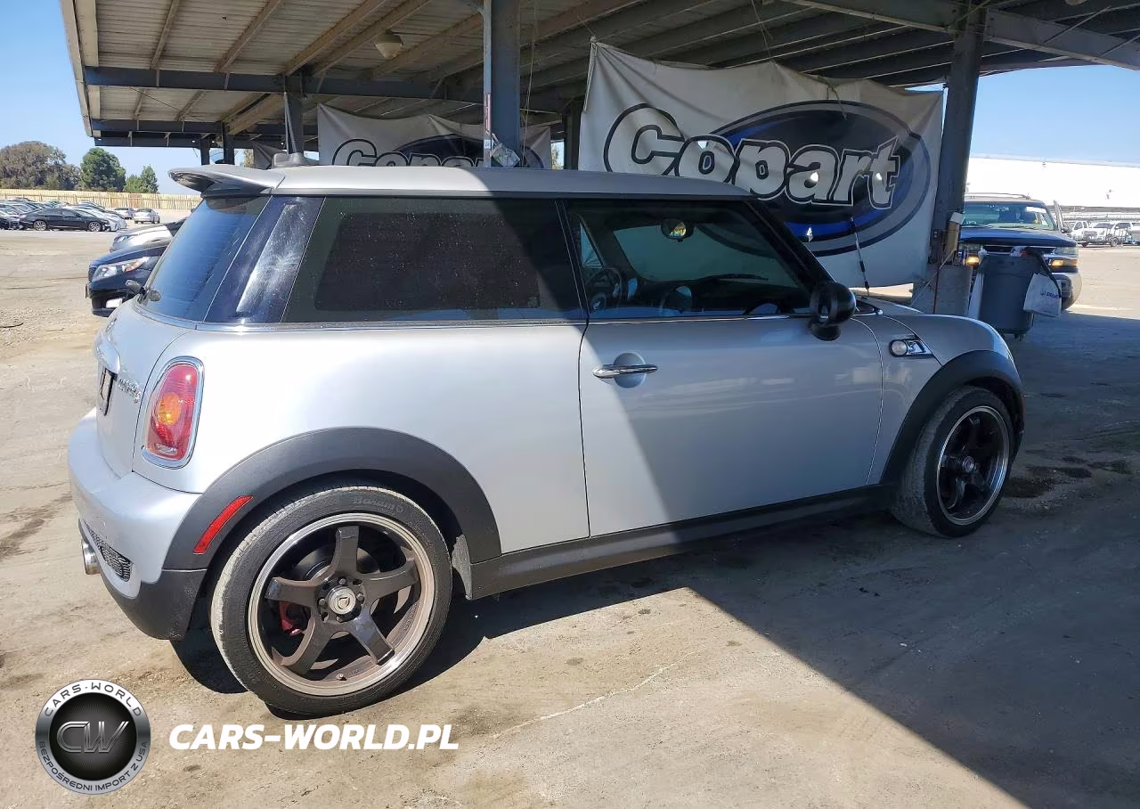 2008 Mini Cooper S VIN:WMWMF73518TV36852 - 3