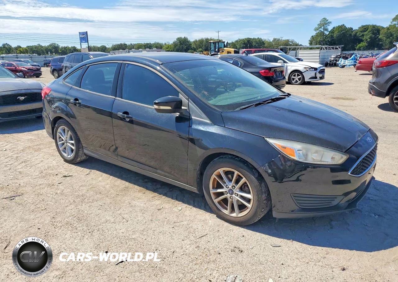 2017 Ford Focus Se VIN:1FADP3F21HL227835 - 4