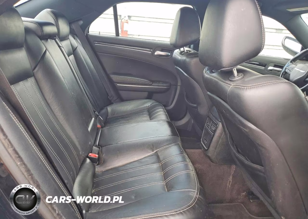 2018 Chrysler 300 S VIN:2C3CCABG6JH243320 - 10