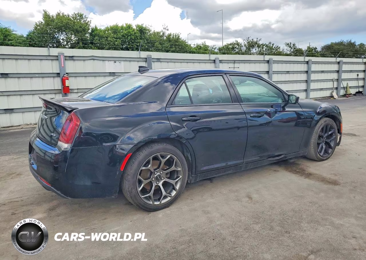 2018 Chrysler 300 S VIN:2C3CCABG6JH243320 - 3
