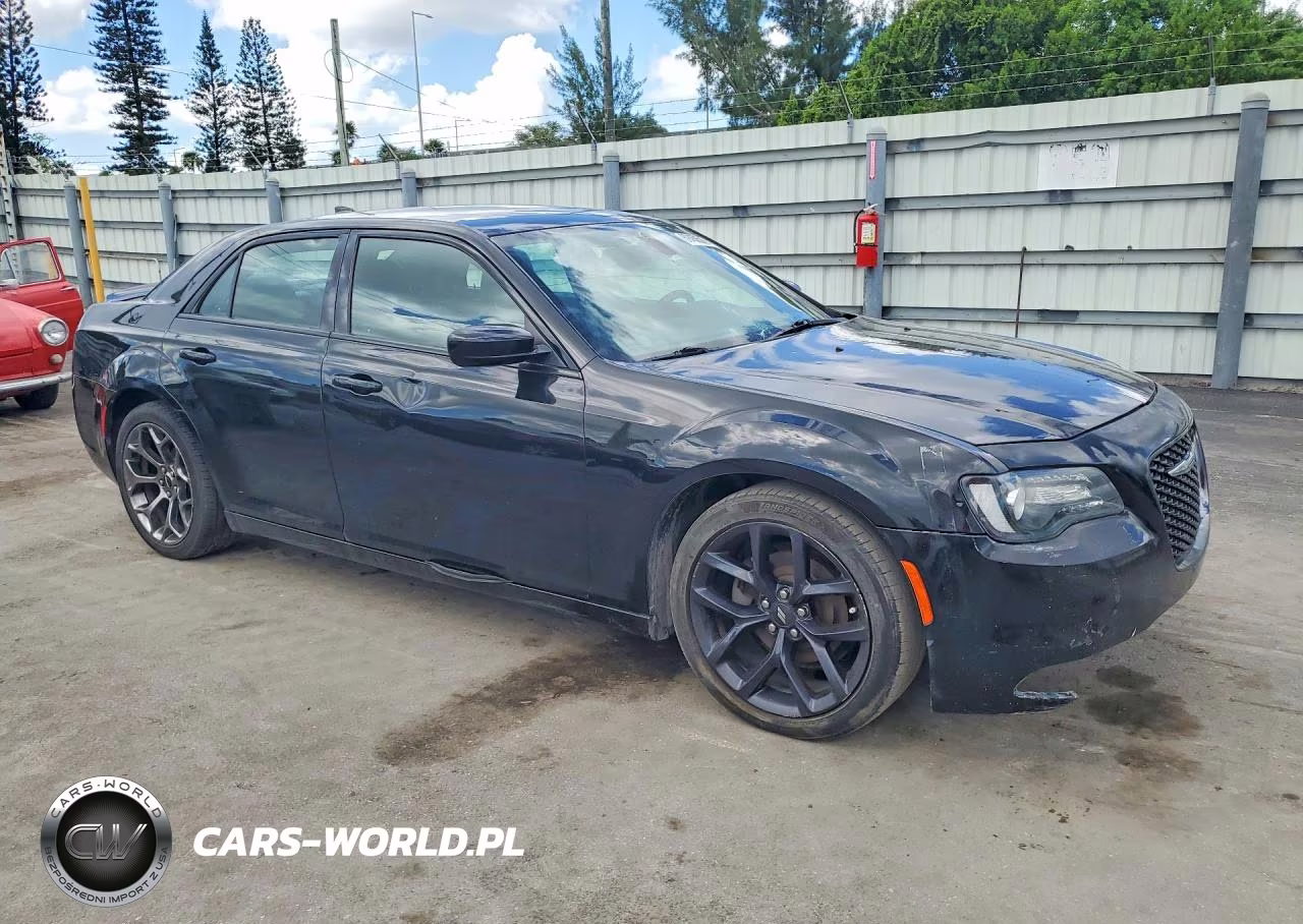 2018 Chrysler 300 S VIN:2C3CCABG6JH243320 - 4