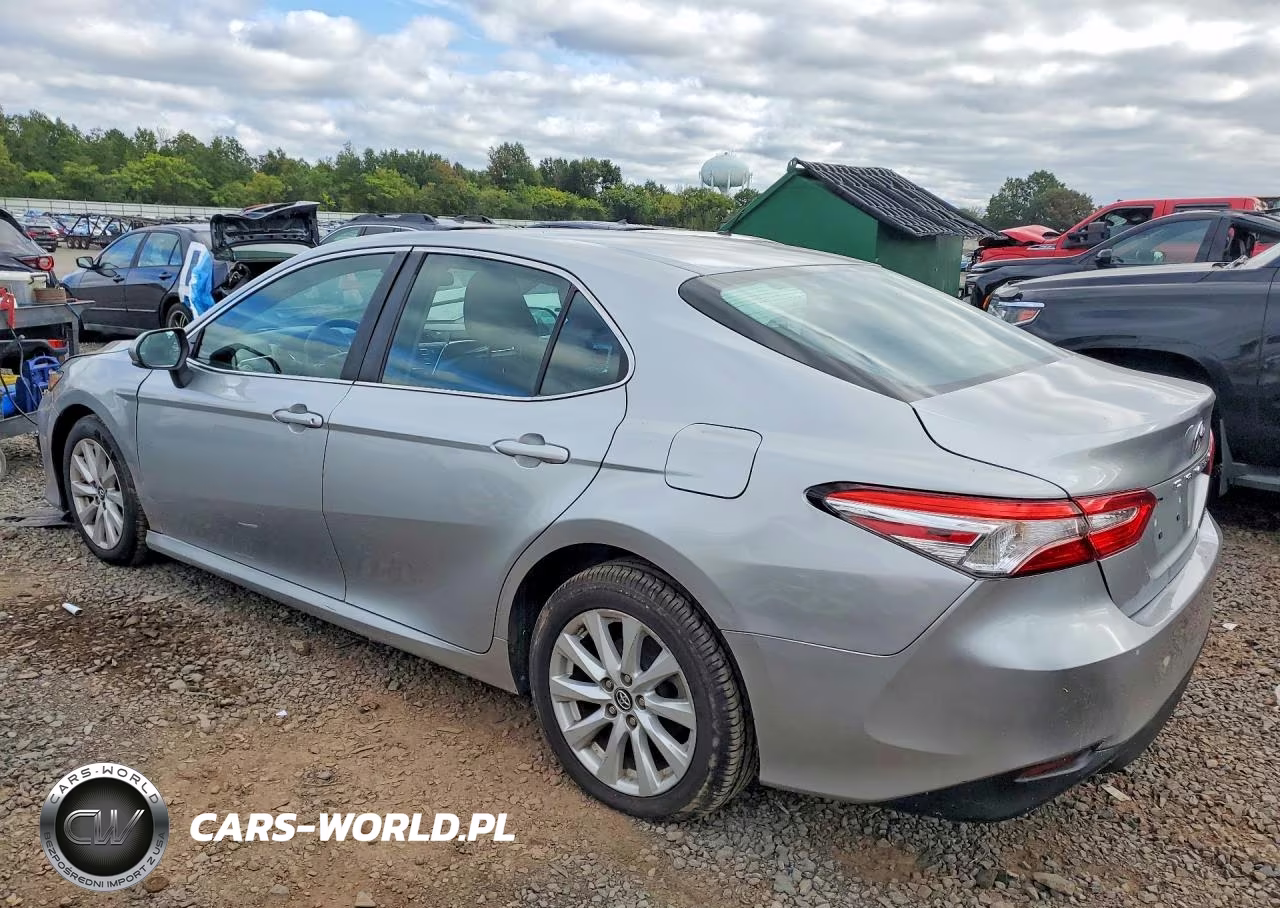 2018 Toyota Camry Le VIN:4T1B11HK2JU127873 - 2