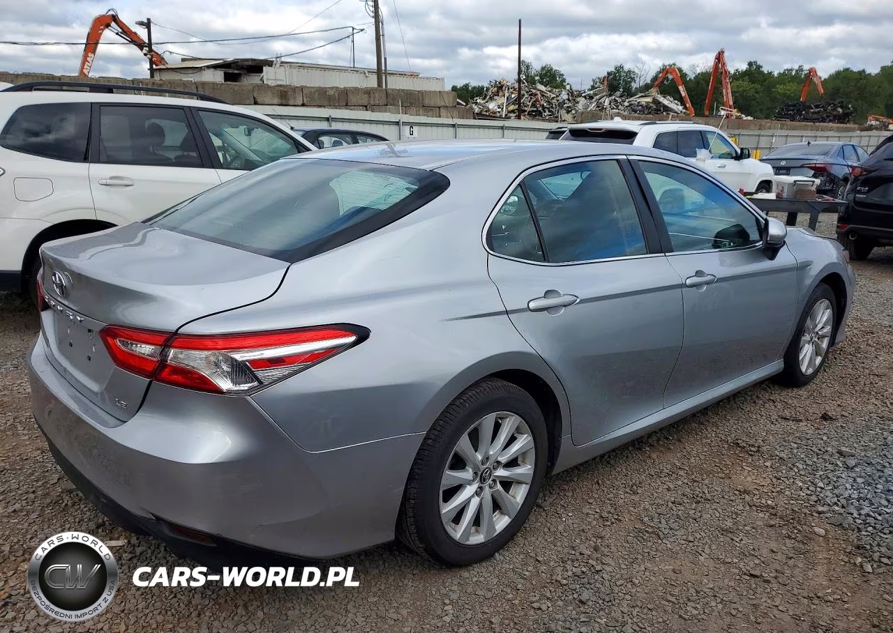 2018 Toyota Camry Le VIN:4T1B11HK2JU127873 - 3