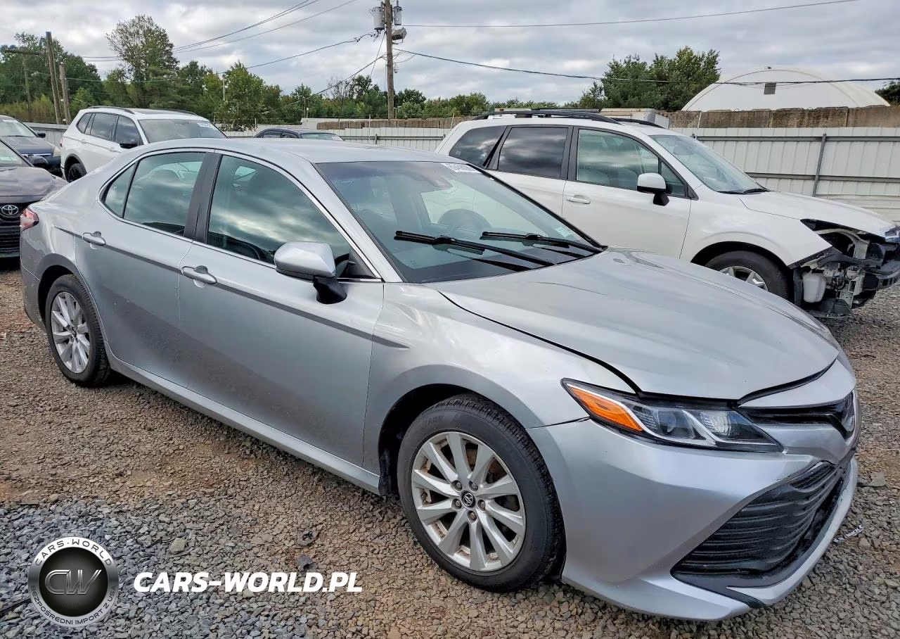 2018 Toyota Camry Le VIN:4T1B11HK2JU127873 - 4
