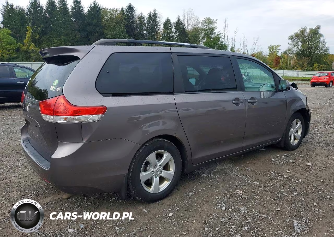 2011 Toyota Sienna Le VIN:5TDKK3DC5BS103794 - 3