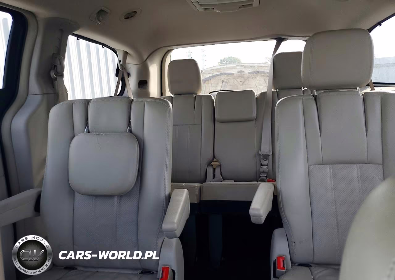 2011 Chrysler Town & Country Touring L VIN:2A4RR8DG2BR682238 - 10