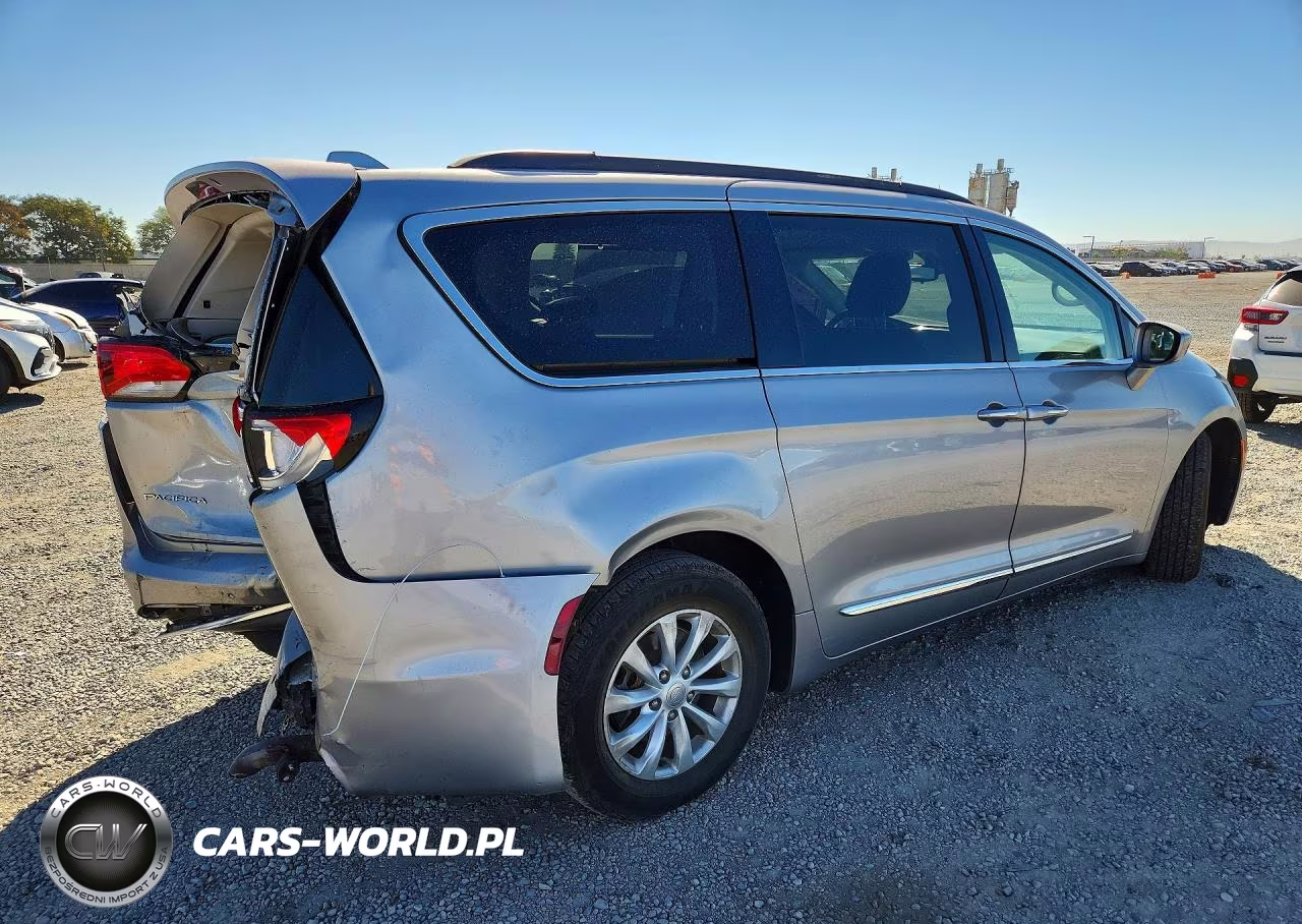 2017 Chrysler Pacifica Touring L VIN:2C4RC1BG3HR733739 - 3