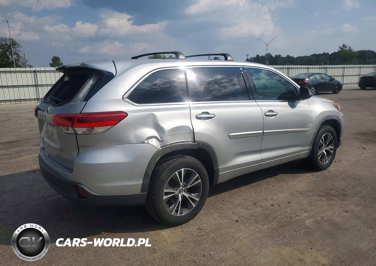 2018 Toyota Highlander Le VIN:5TDZZRFH2JS288326 - 3
