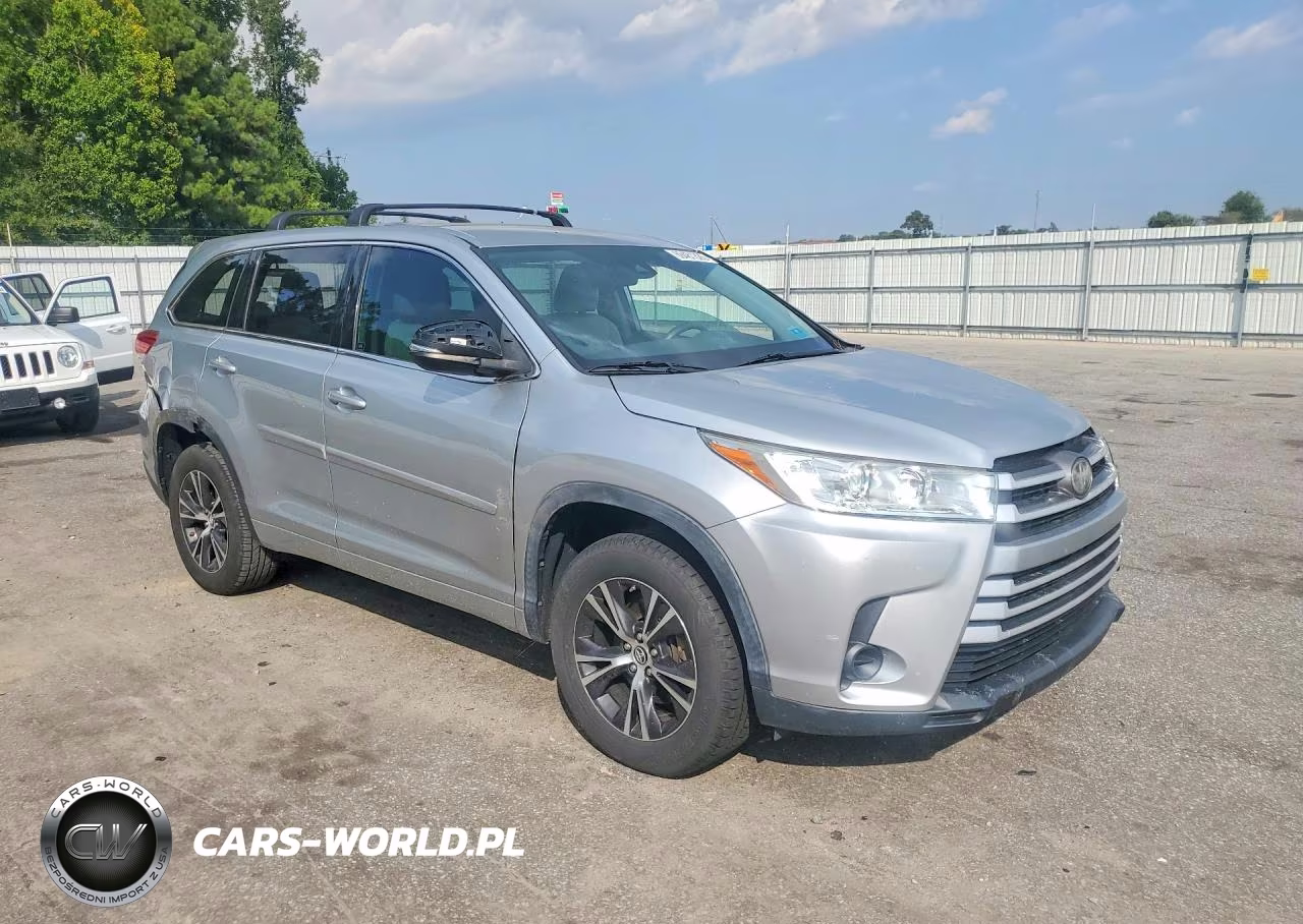 2018 Toyota Highlander Le VIN:5TDZZRFH2JS288326 - 4