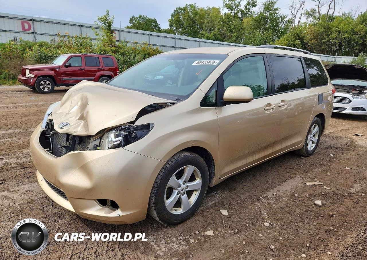 2011 Toyota Sienna Le – zdjęcie 1 z 13