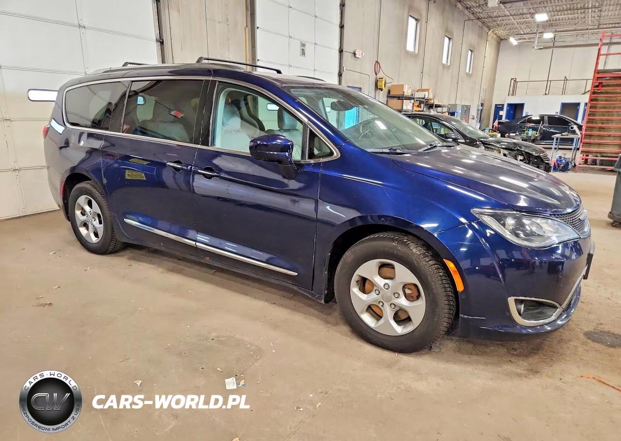 2017 Chrysler Pacifica Touring L Plus VIN:2C4RC1EG7HR513760 - 4