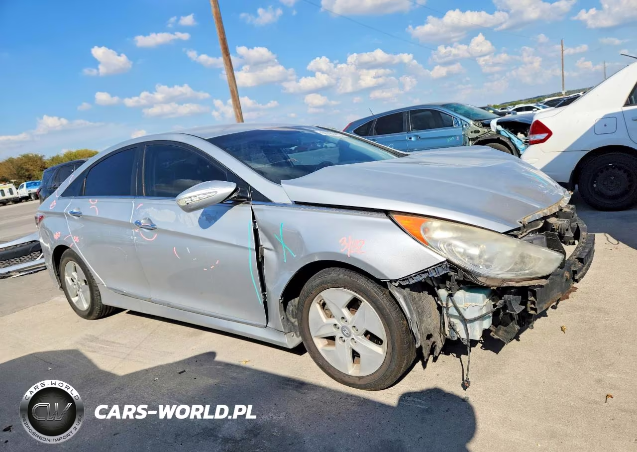 2012 Hyundai Sonata Hybrid VIN:KMHEC4A40CA022130 - 4