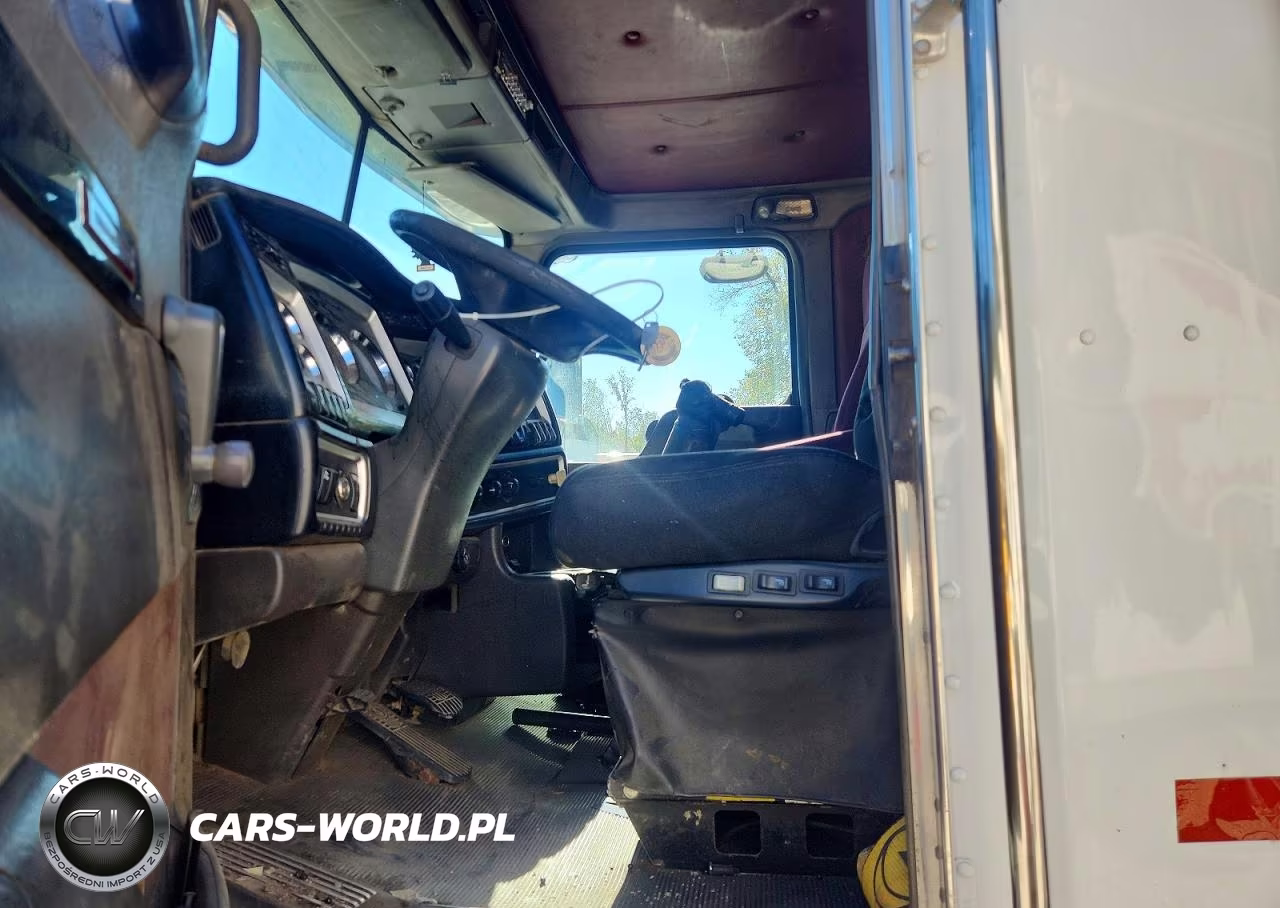 2007 Kenworth T800 Roll-Off Container Truck VIN:1NKDXBEX87J214896 - 7