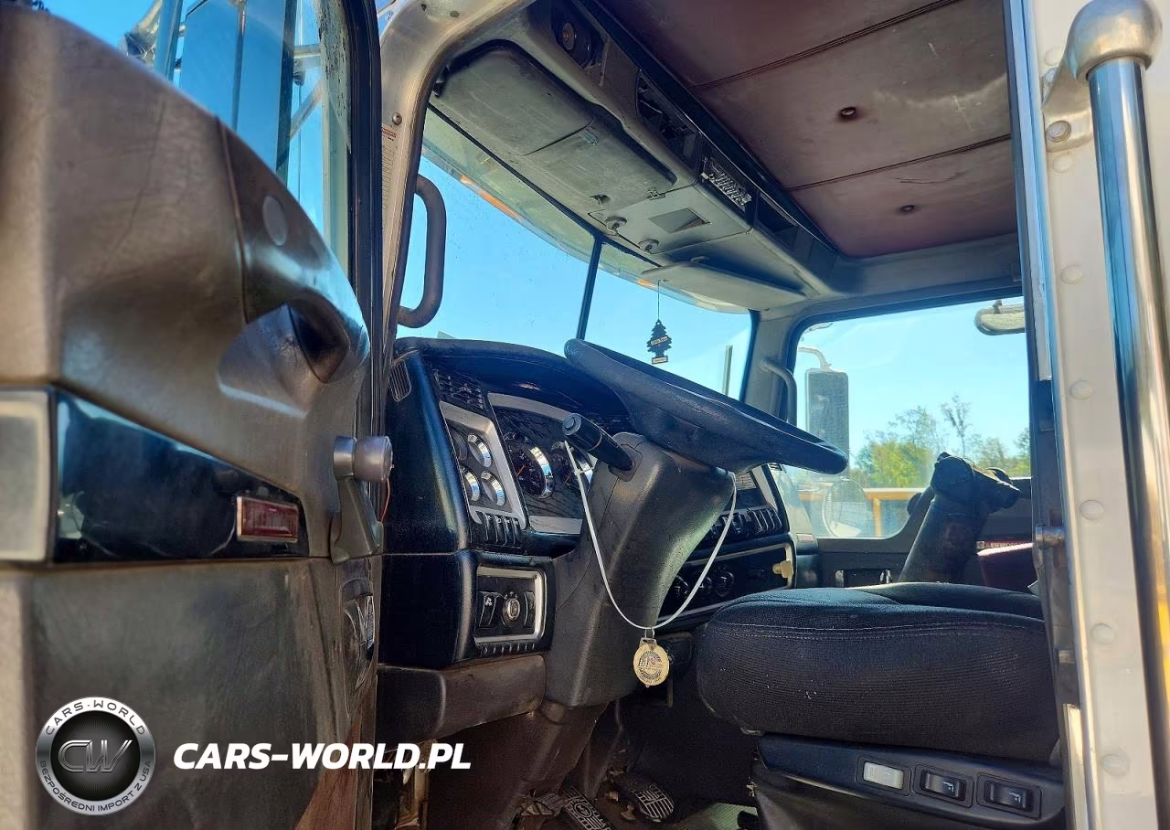 2007 Kenworth T800 Roll-Off Container Truck VIN:1NKDXBEX87J214896 - 8