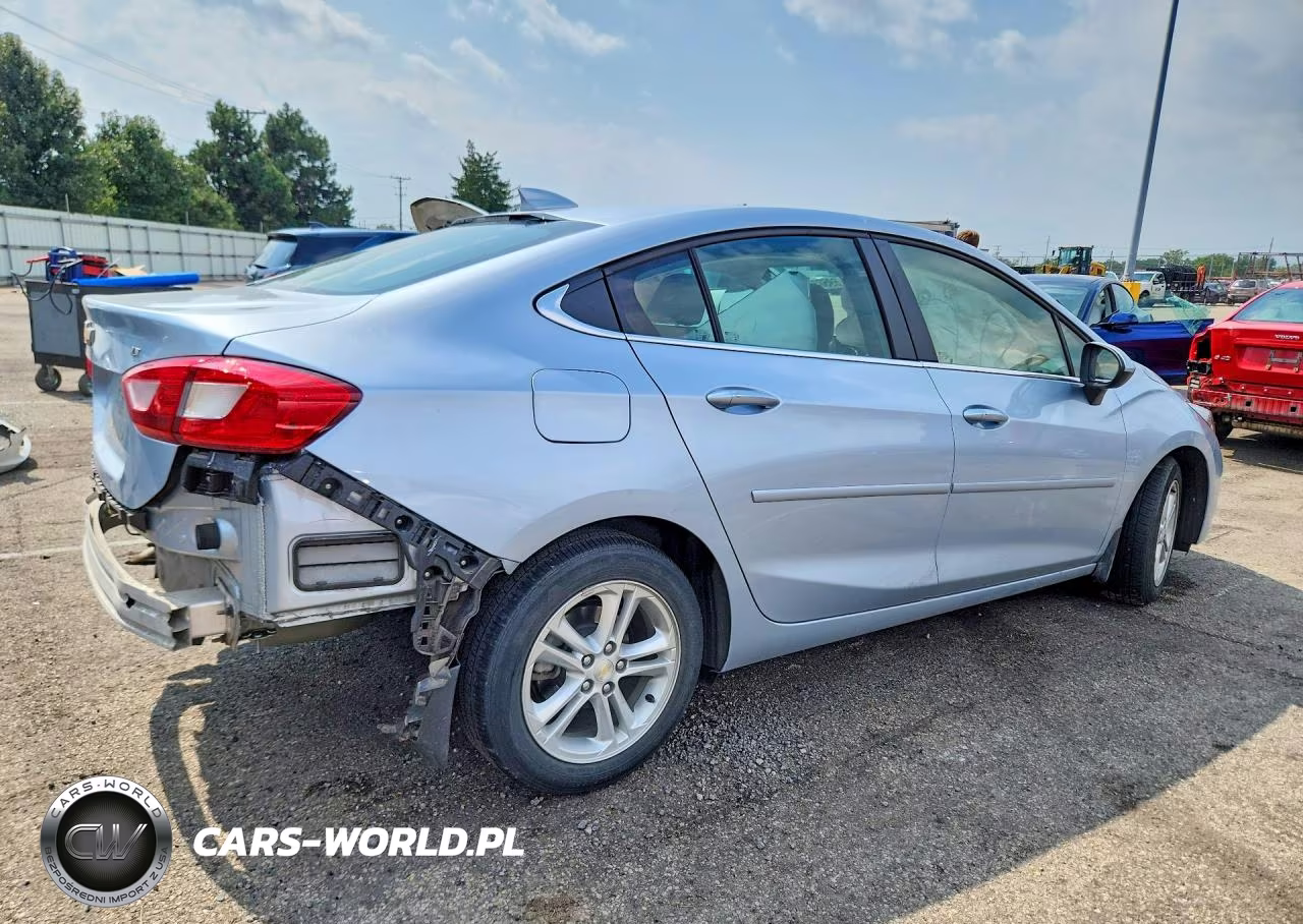2018 Chevrolet Cruze Lt VIN:1G1BE5SM7J7231096 - 3