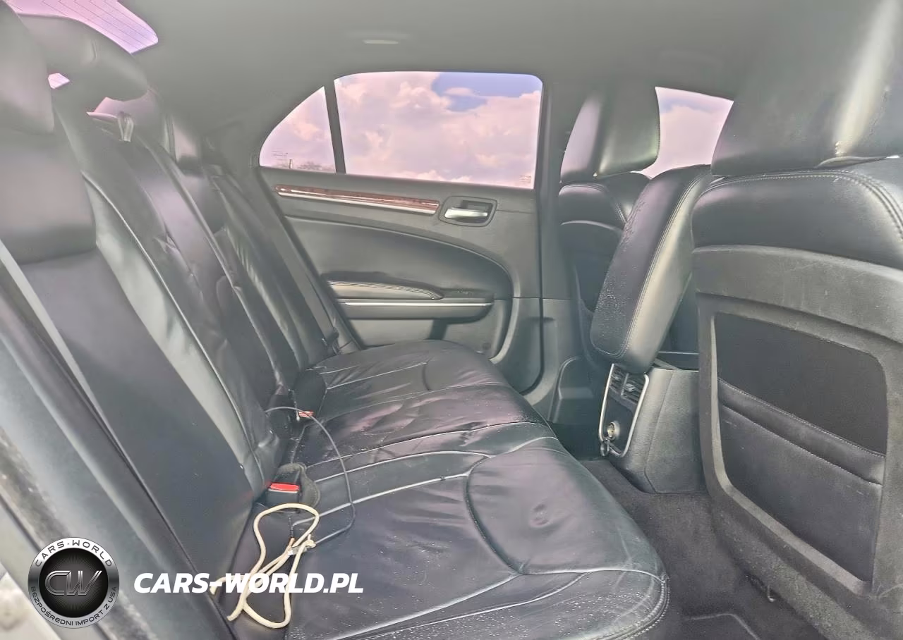 2014 Chrysler 300 VIN:2C3CCAAG7EH330098 - 10