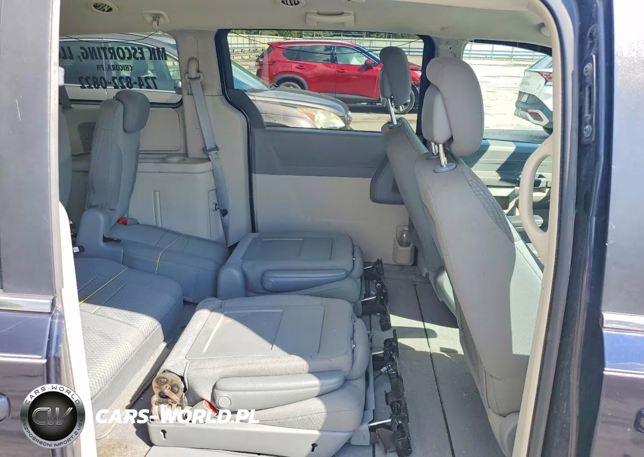 2010 Chrysler Town & Country Lx VIN:2A4RR2D19AR351826 - 11