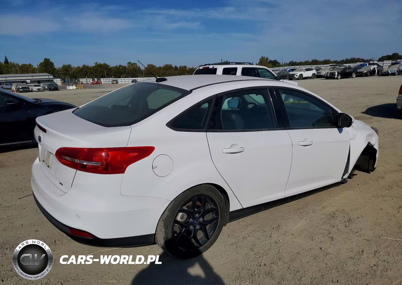 2016 Ford Focus Se VIN:1FADP3F23GL399461 - 3