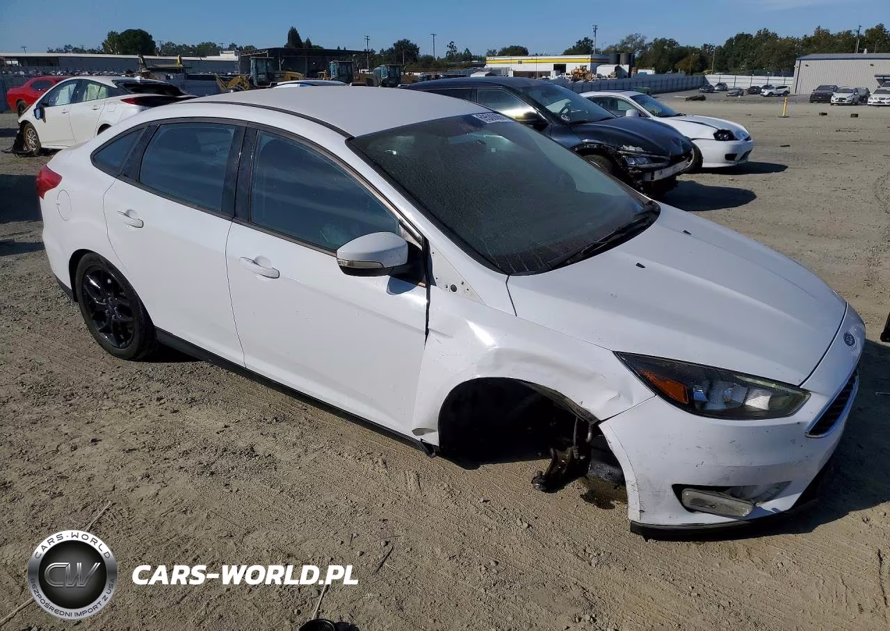 2016 Ford Focus Se VIN:1FADP3F23GL399461 - 4