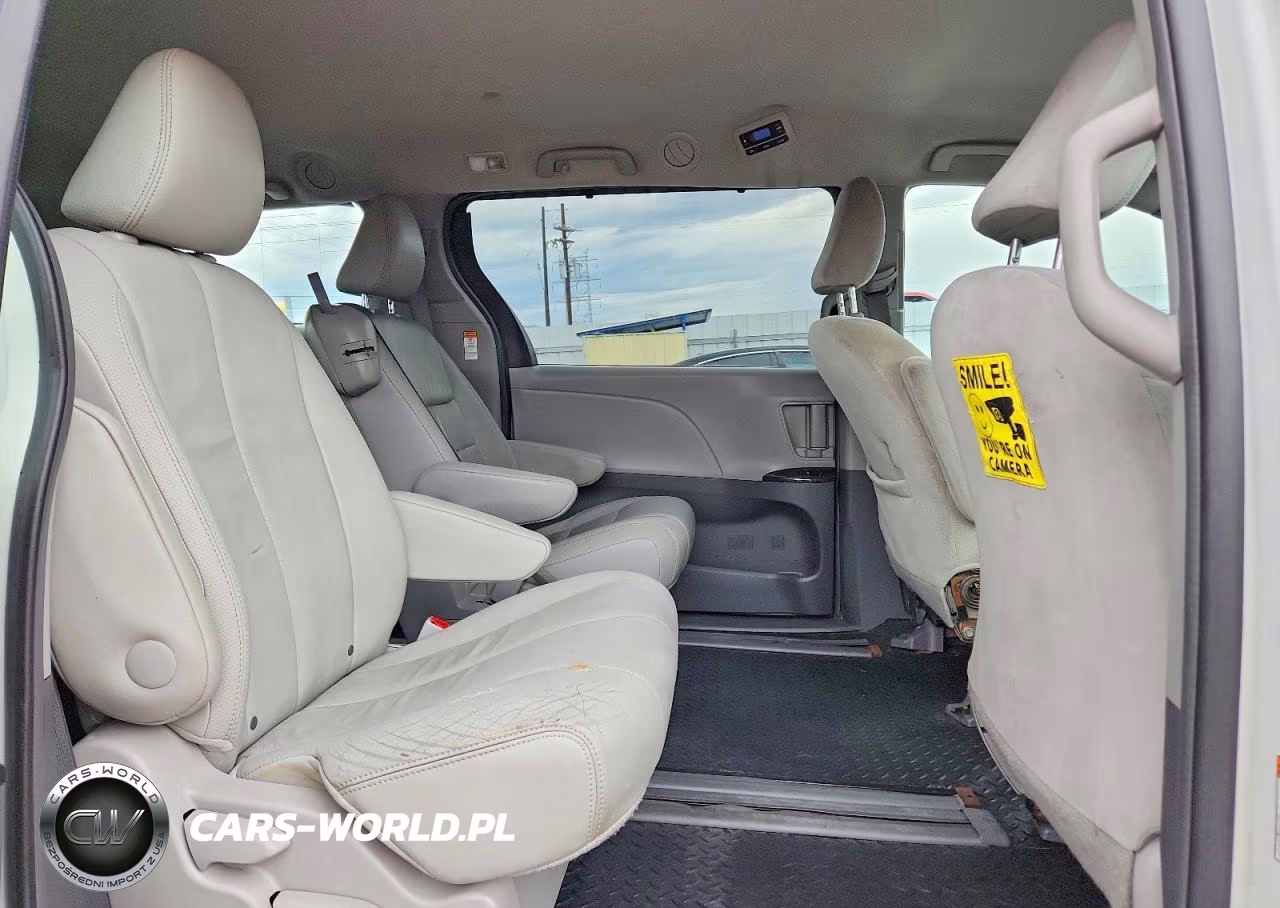 2018 Toyota Sienna L VIN:5TDZZ3DCXJS948696 - 11