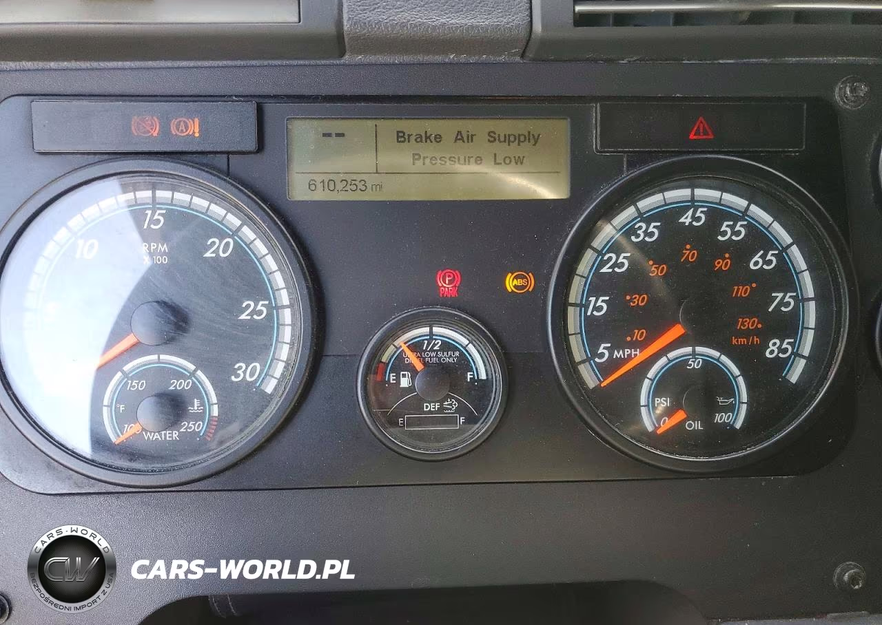 2018 Freightliner Cascadia 125 VIN:3AKJGLDVXJSJK1266 - 9