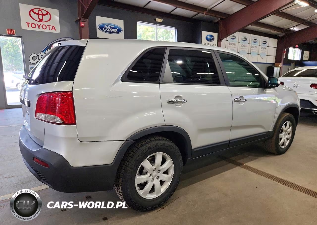 2011 Kia Sorento Lx VIN:5XYKT3A12BG060741 - 3