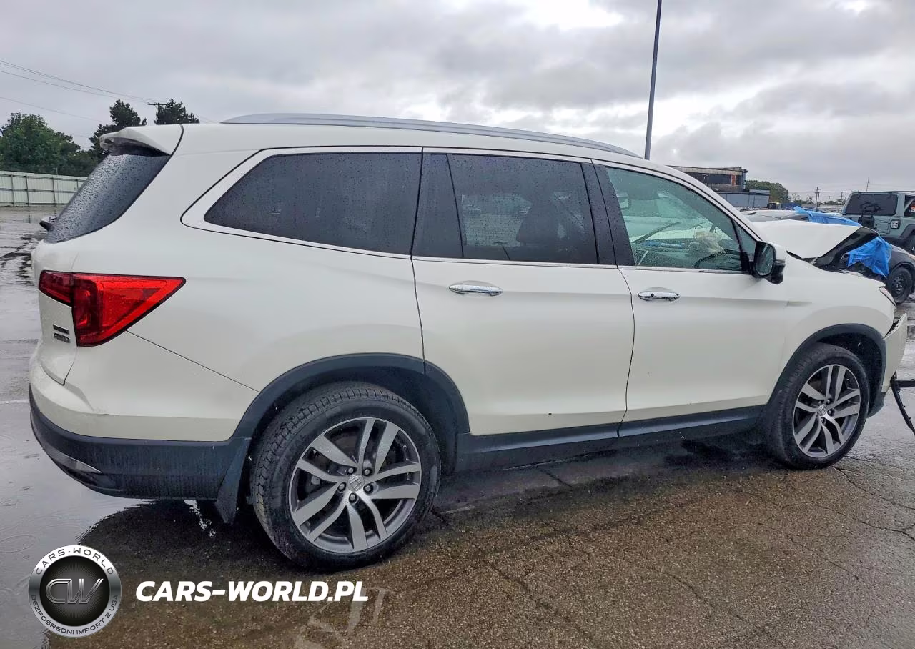 2017 Honda Pilot Touring VIN:5FNYF6H95HB017929 - 3