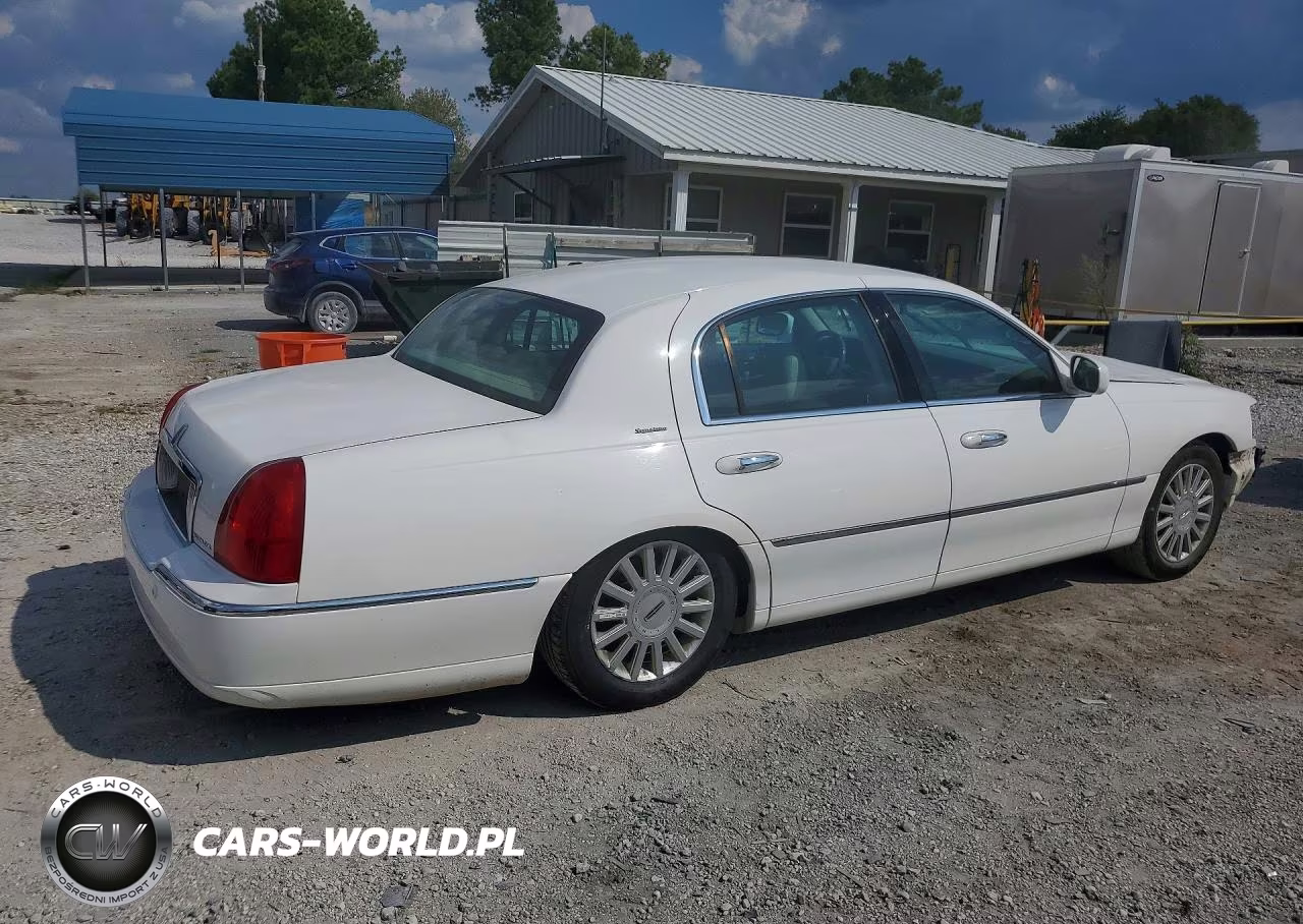 2005 Lincoln Town Car Signature VIN:1LNHM81W35Y667125 - 3