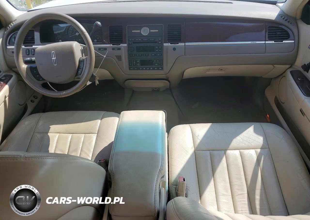 2005 Lincoln Town Car Signature VIN:1LNHM81W35Y667125 - 8