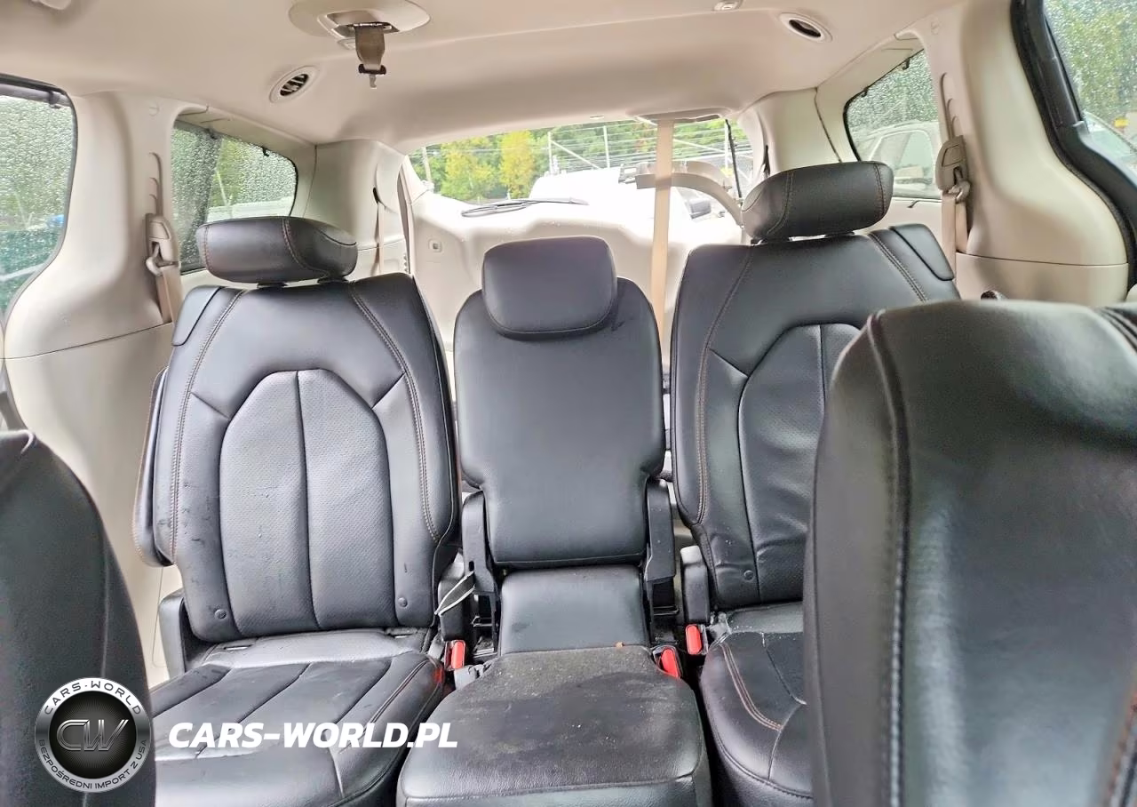 2018 Chrysler Pacifica Touring L VIN:2C4RC1BG8JR292227 - 10
