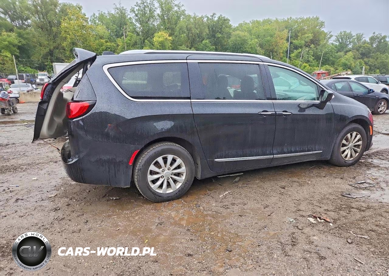 2018 Chrysler Pacifica Touring L VIN:2C4RC1BG8JR292227 - 3