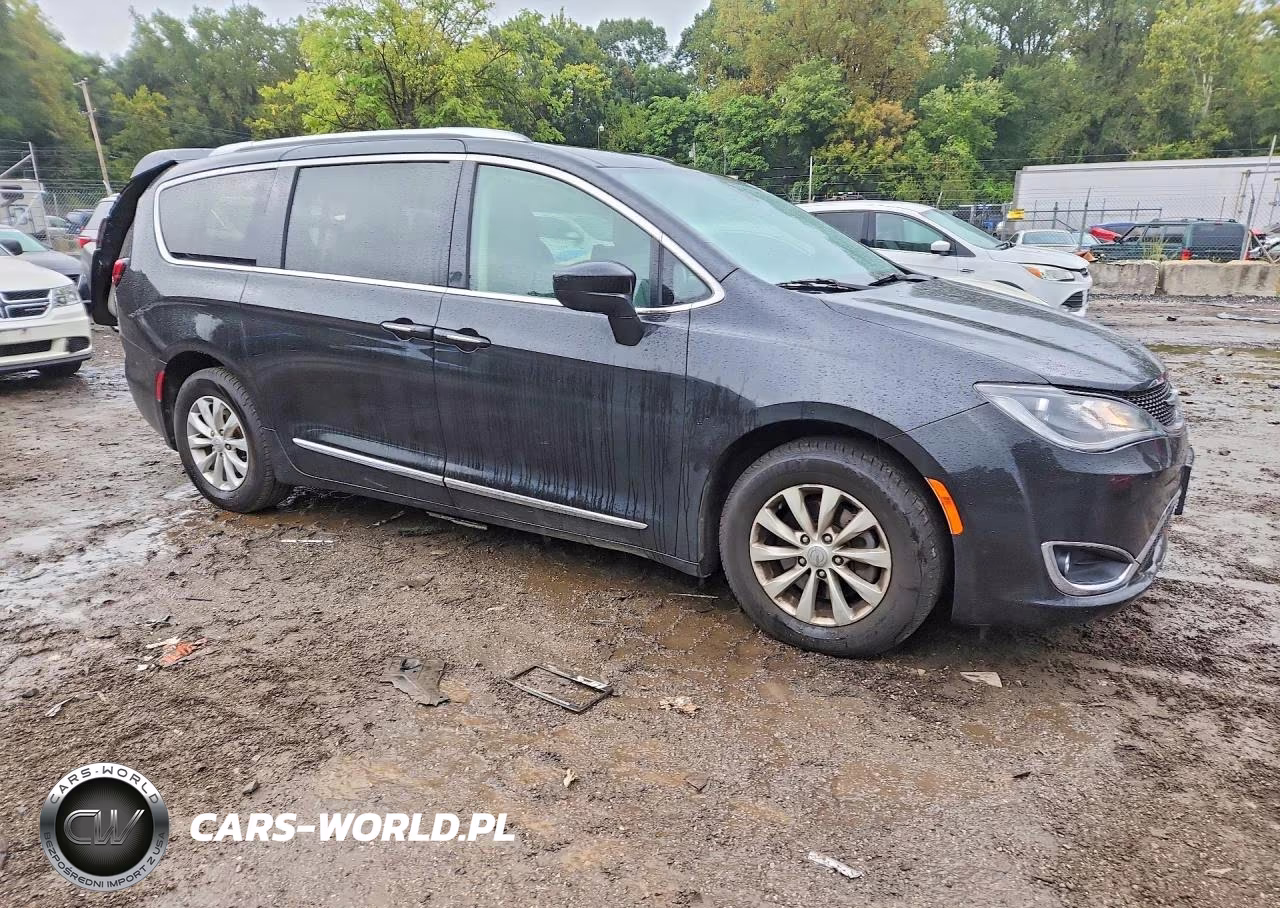 2018 Chrysler Pacifica Touring L VIN:2C4RC1BG8JR292227 - 4