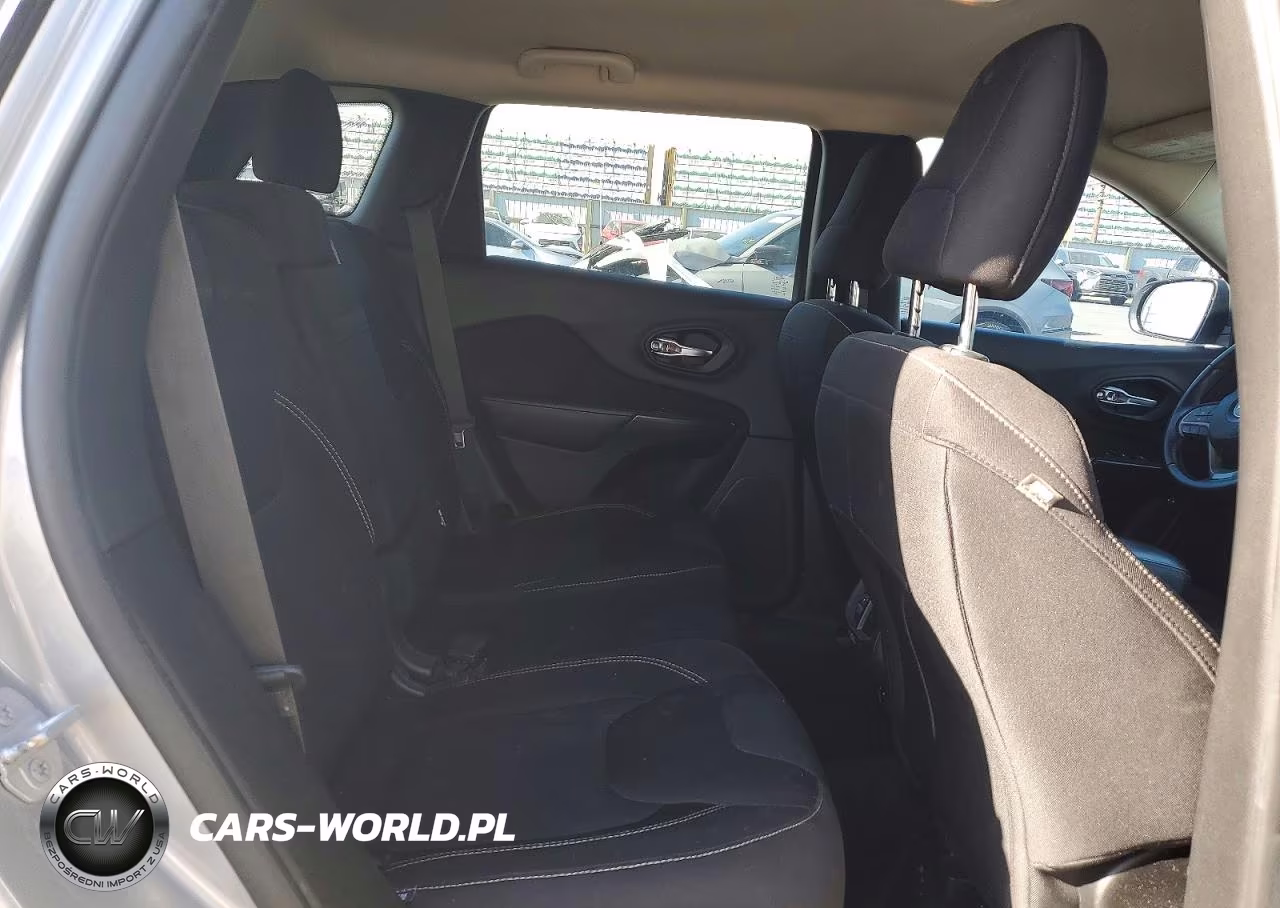 2015 Jeep Cherokee Latitude VIN:1C4PJLCB6FW608007 - 11