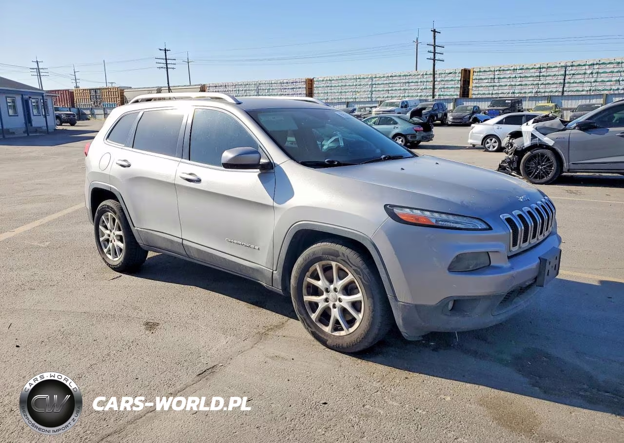 2015 Jeep Cherokee Latitude VIN:1C4PJLCB6FW608007 - 4