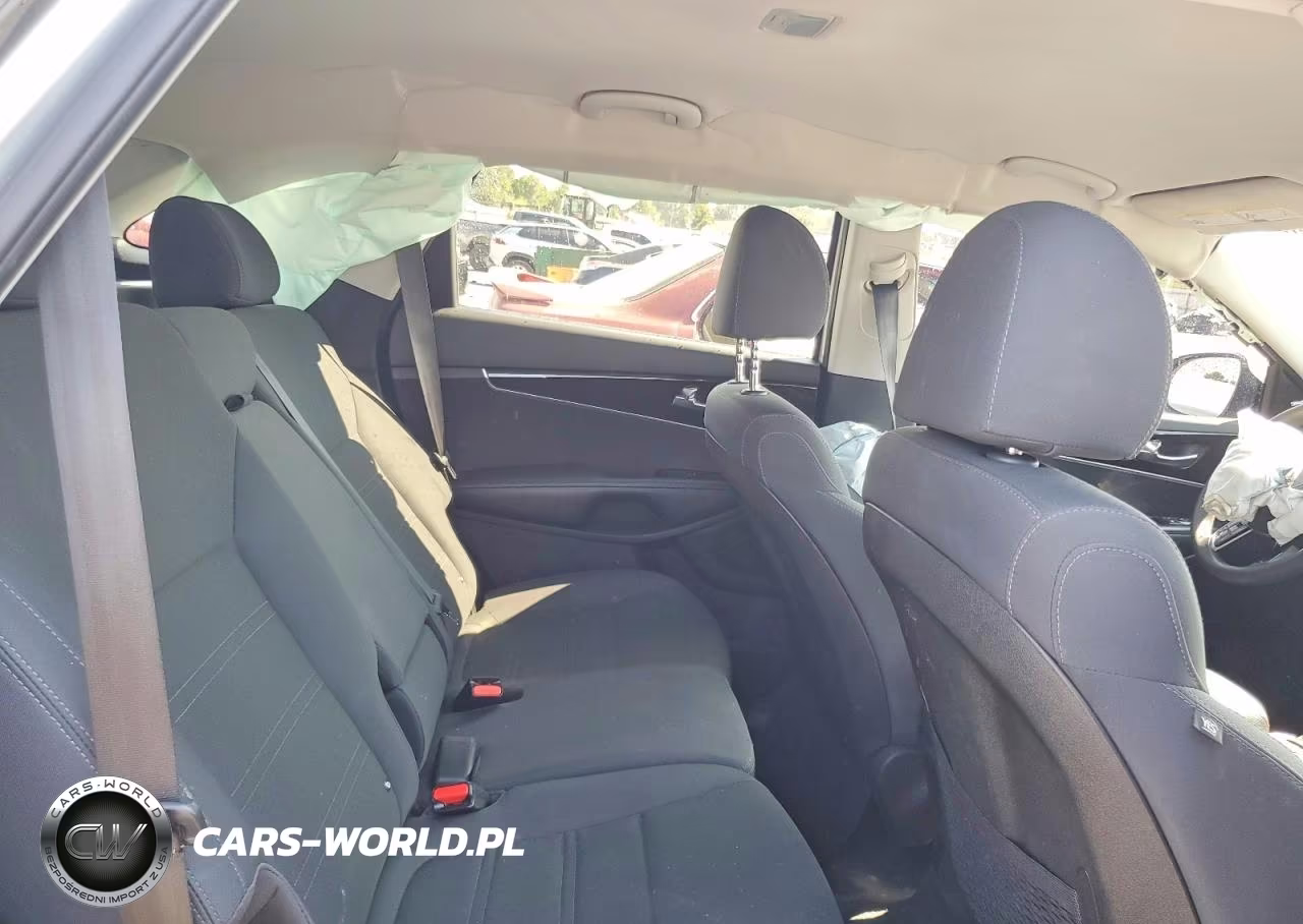 2019 Kia Sorento L VIN:5XYPG4A33KG586703 - 10