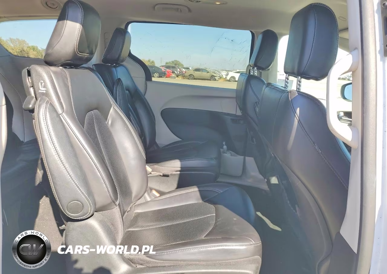 2023 Chrysler Pacifica Hybrid Touring L VIN:2C4RC1L7XPR558970 - 11