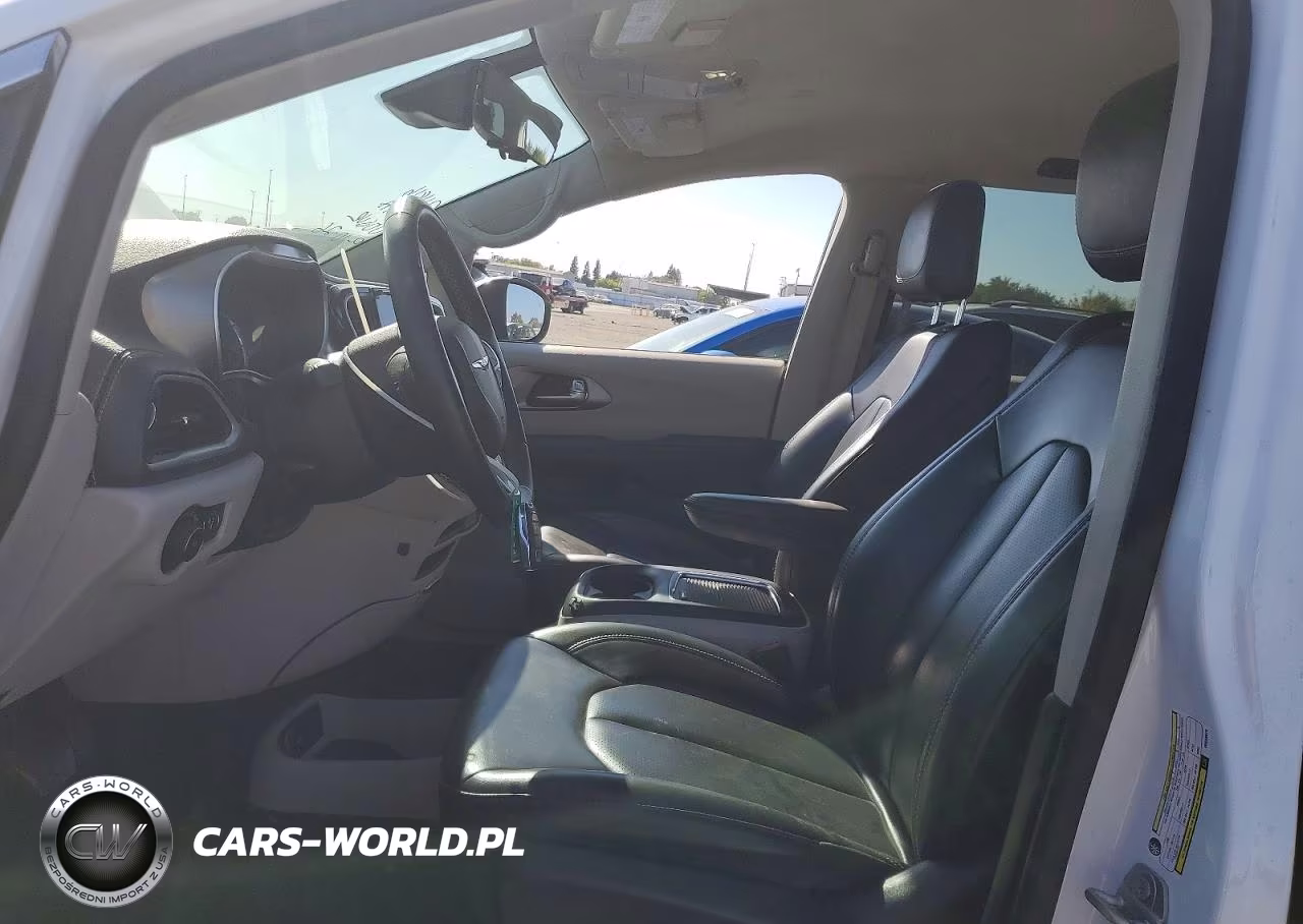2023 Chrysler Pacifica Hybrid Touring L VIN:2C4RC1L7XPR558970 - 7