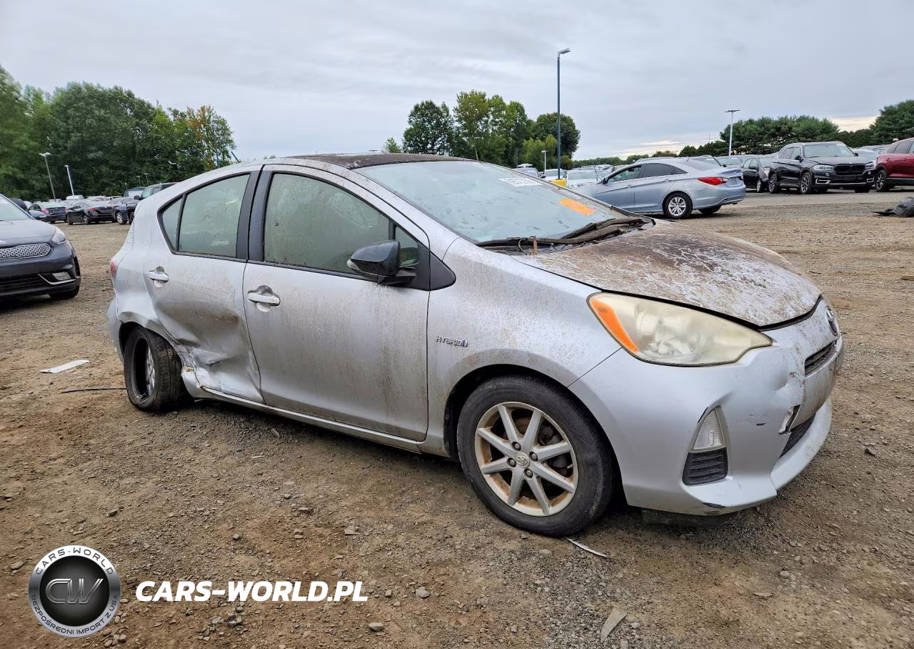 2012 Toyota Prius C Three VIN:JTDKDTB38C1013423 - 4