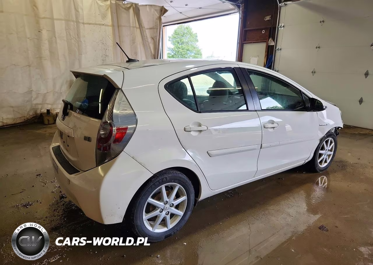 2013 Toyota Prius C Four VIN:JTDKDTB34D1050308 - 3