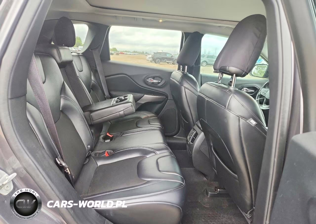 2019 Jeep Cherokee Latitude Plus VIN:1C4PJLLN5KD197117 - 10