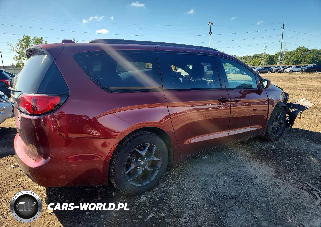 2019 Chrysler Pacifica Touring L Plus VIN:2C4RC1EG3KR710545 - 3