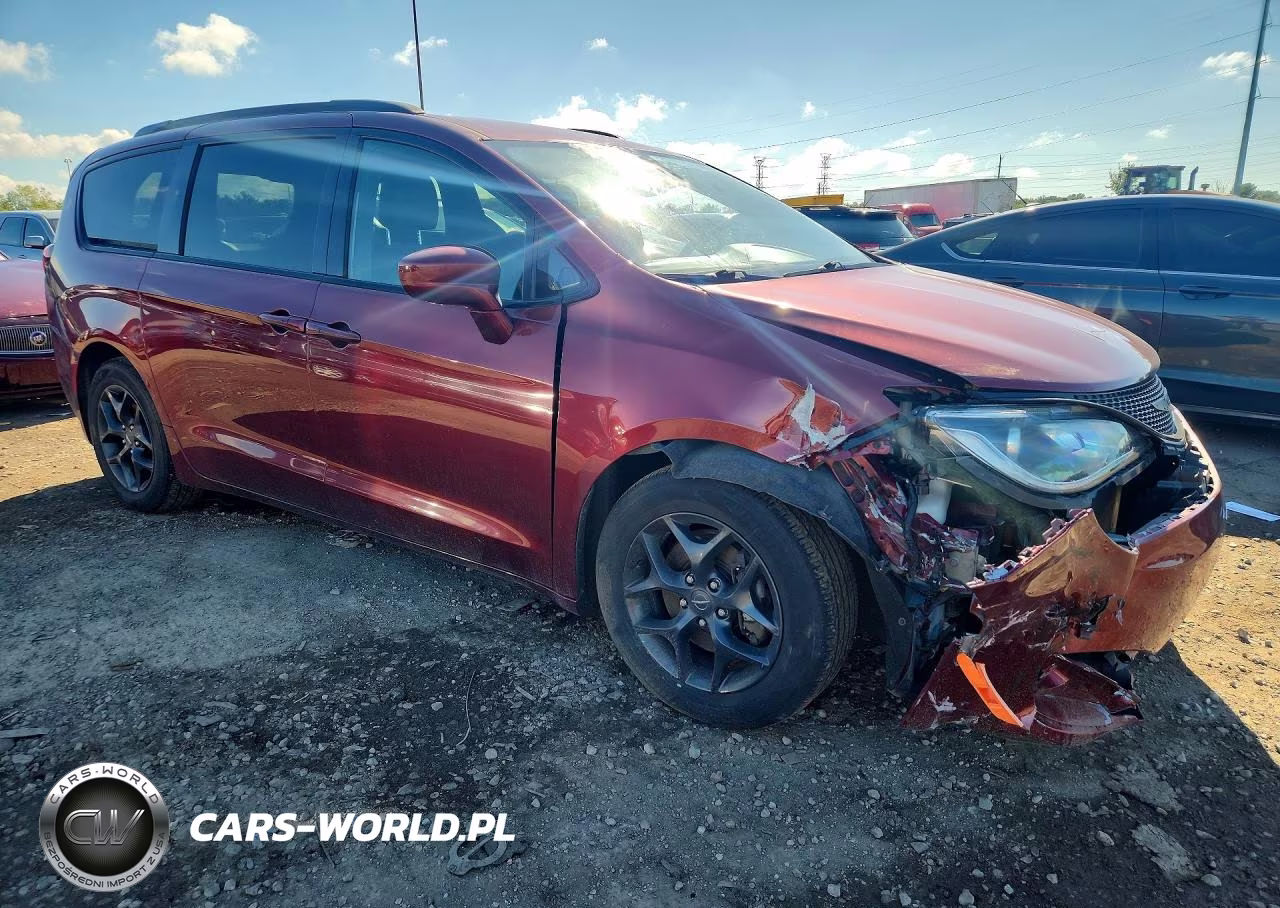 2019 Chrysler Pacifica Touring L Plus VIN:2C4RC1EG3KR710545 - 4