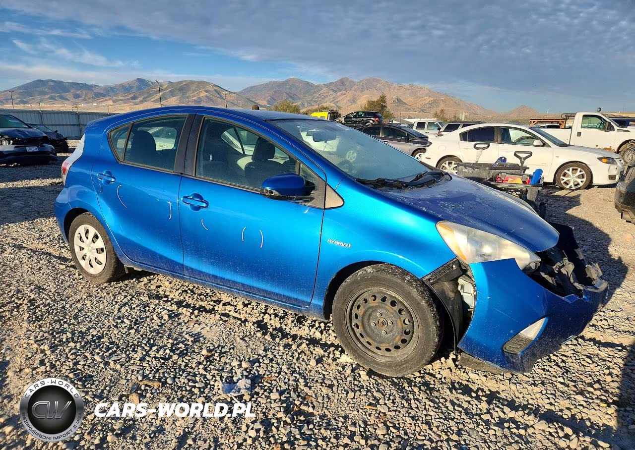 2013 Toyota Prius C Two VIN:JTDKDTB34D1536519 - 4