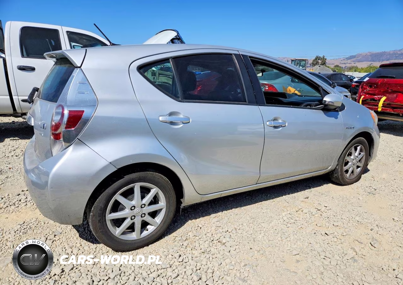 2014 Toyota Prius C Four VIN:JTDKDTB3XE1059838 - 3