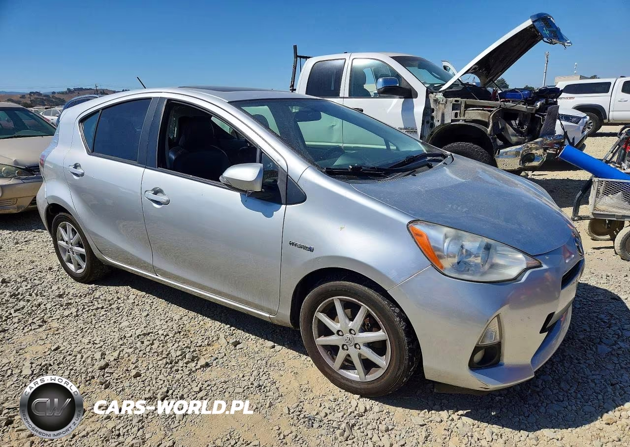 2014 Toyota Prius C Four VIN:JTDKDTB3XE1059838 - 4