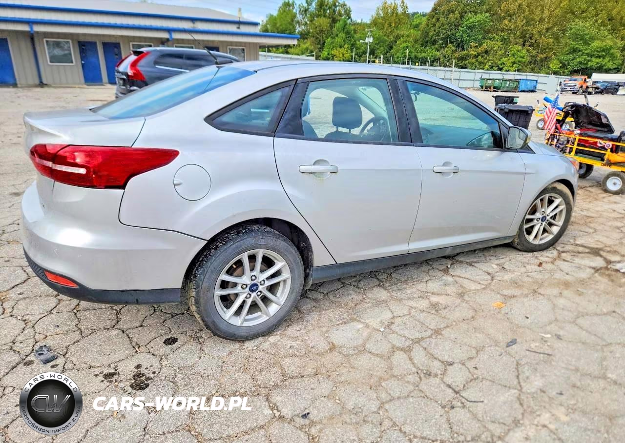 2017 Ford Focus Se VIN:1FADP3F27HL204267 - 3