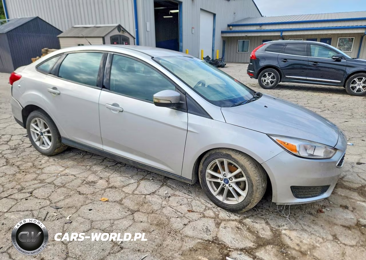 2017 Ford Focus Se VIN:1FADP3F27HL204267 - 4
