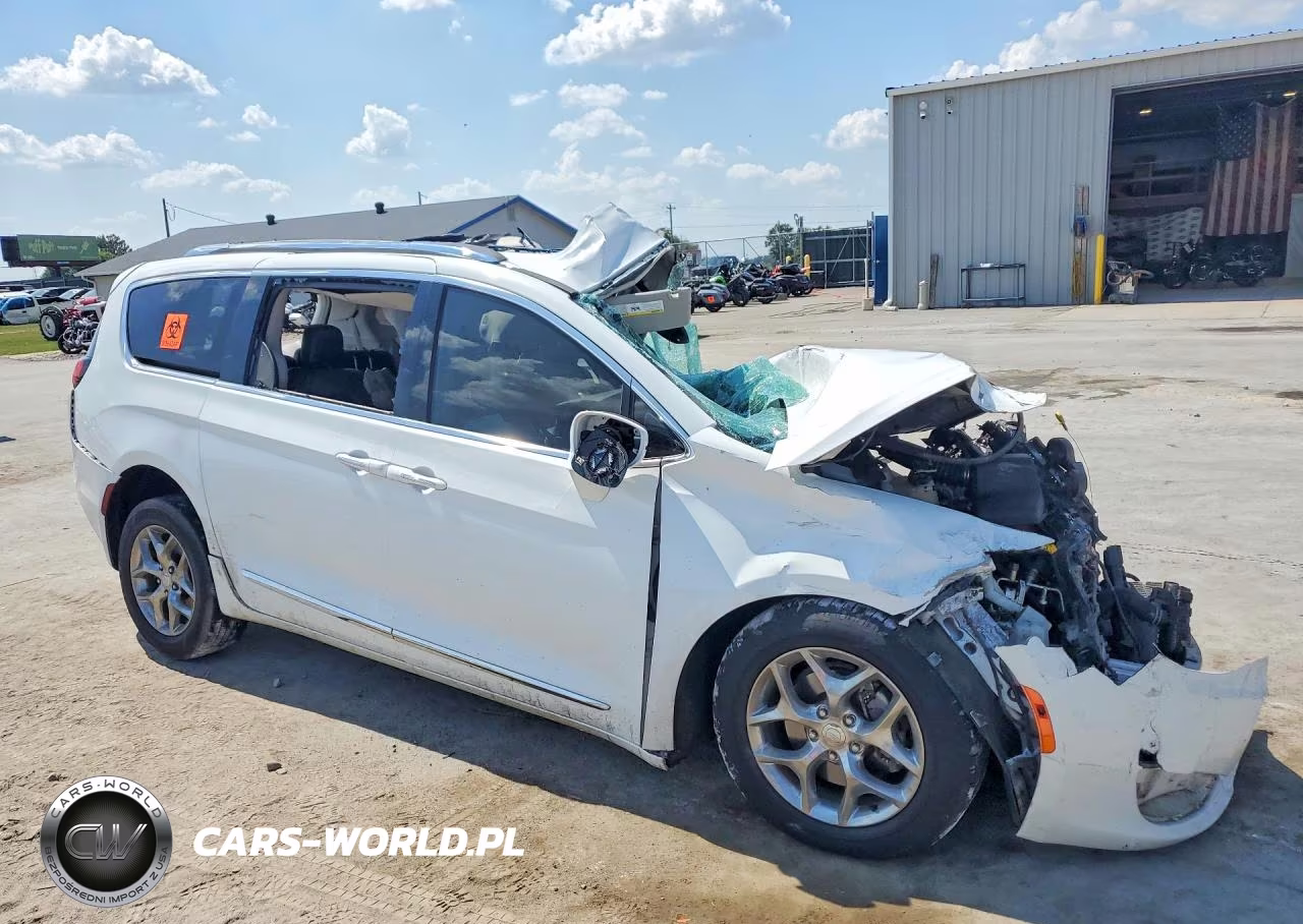 2018 Chrysler Pacifica Limited VIN:2C4RC1GGXJR272425 - 4