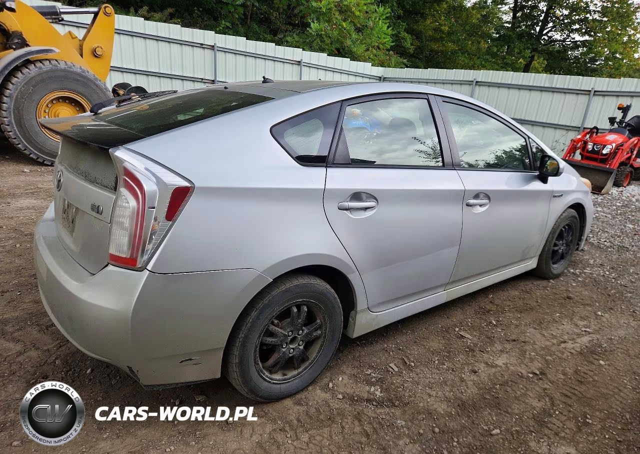 2013 Toyota Prius Two VIN:JTDKN3DU2D1696014 - 3